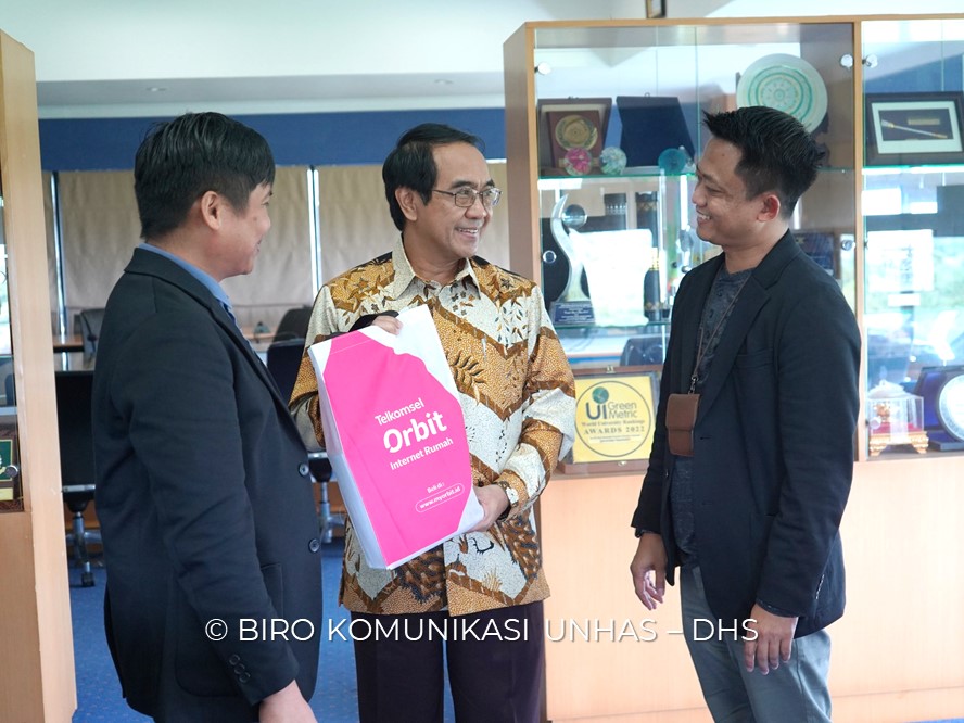Rektor Universitas Hasanuddin menerima kunjungan rombongan PT. Telkomsel Region Sulawesi dalam rangka membahas program kerja sama yang akan dilakukan untuk mendorong kapasitas mahasiswa melalui program Merdeka Belajar Kampus Merdeka (MBKM).