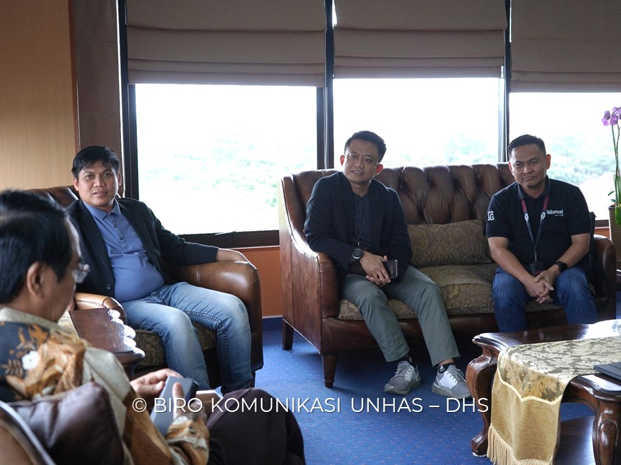 Rektor Universitas Hasanuddin menerima kunjungan rombongan PT. Telkomsel Region Sulawesi dalam rangka membahas program kerja sama yang akan dilakukan untuk mendorong kapasitas mahasiswa melalui program Merdeka Belajar Kampus Merdeka (MBKM).