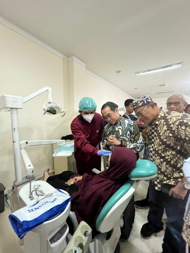 Unhas Raih Rekor Muri Pemasangan Serentak Protesa Mataa
