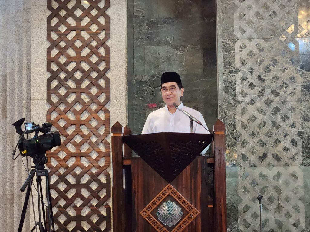 Rektor Unhas Berikan Ceramah Islamiah Pada Pelaksanaan Sholat Tarwih di Masjid Al-Markas Makassar