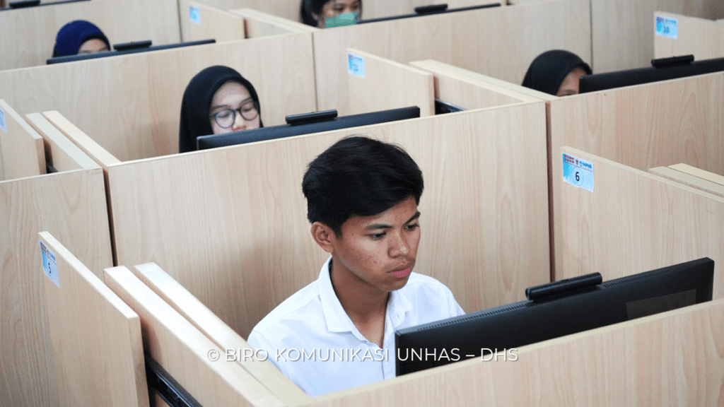 Jajaran Pimpinan Lingkup Unhas Tinjau Hari Pertama Pelaksanaan UTBK-SNBT 2023