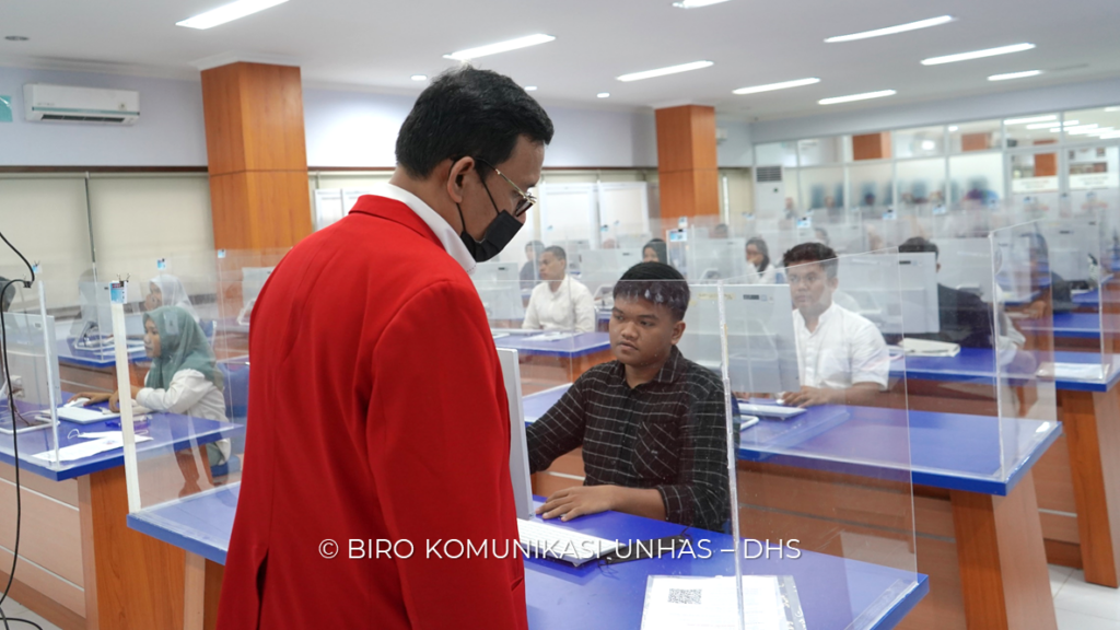 Jajaran Pimpinan Lingkup Unhas Tinjau Hari Pertama Pelaksanaan UTBK-SNBT 2023