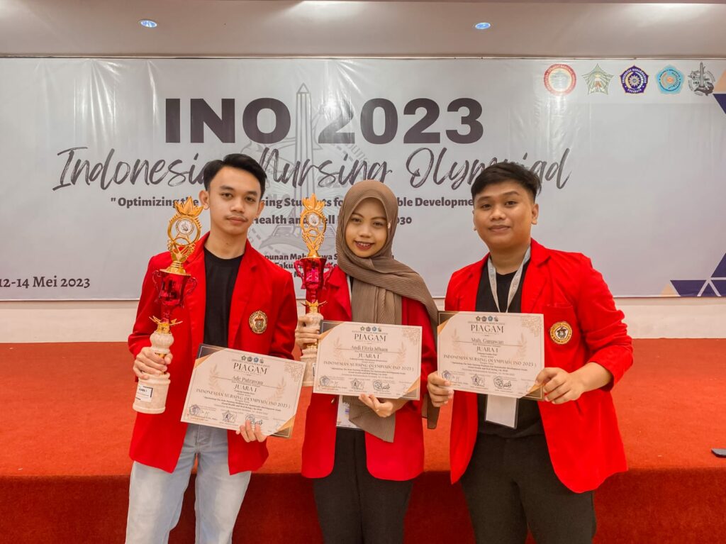Mahasiswa Unhas Juara 1 Lomba Esai dan Mahasiswa Berprestasi di Ajang Indonesia Nursing Olympiad 2023