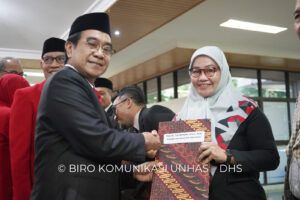 Rektor Unhas Lantik 23 Pejabat Tugas Tambahan, Serahkan SK 11 Profesor Baru