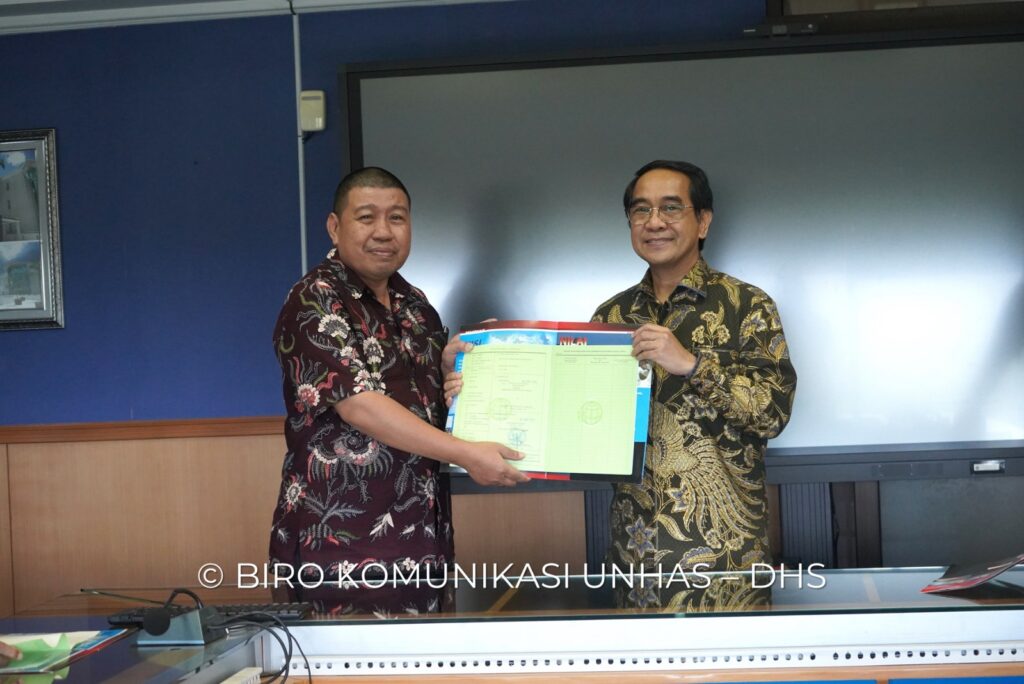 Rektor Unhas Serahkan Tujuh Sertifikat Tanah Perumahan Dosen Unhas Tahap II