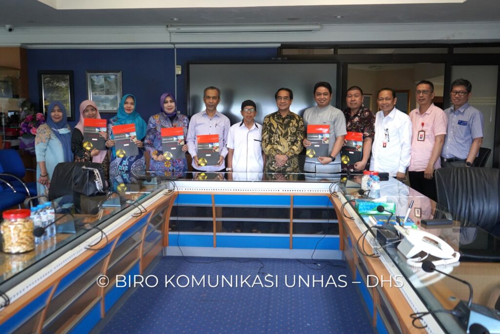 Rektor Unhas Serahkan Tujuh Sertifikat Tanah Perumahan Dosen Unhas Tahap II