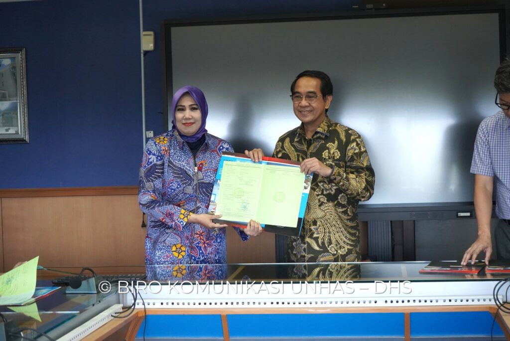 Rektor Unhas Serahkan Tujuh Sertifikat Tanah Perumahan Dosen Unhas Tahap II