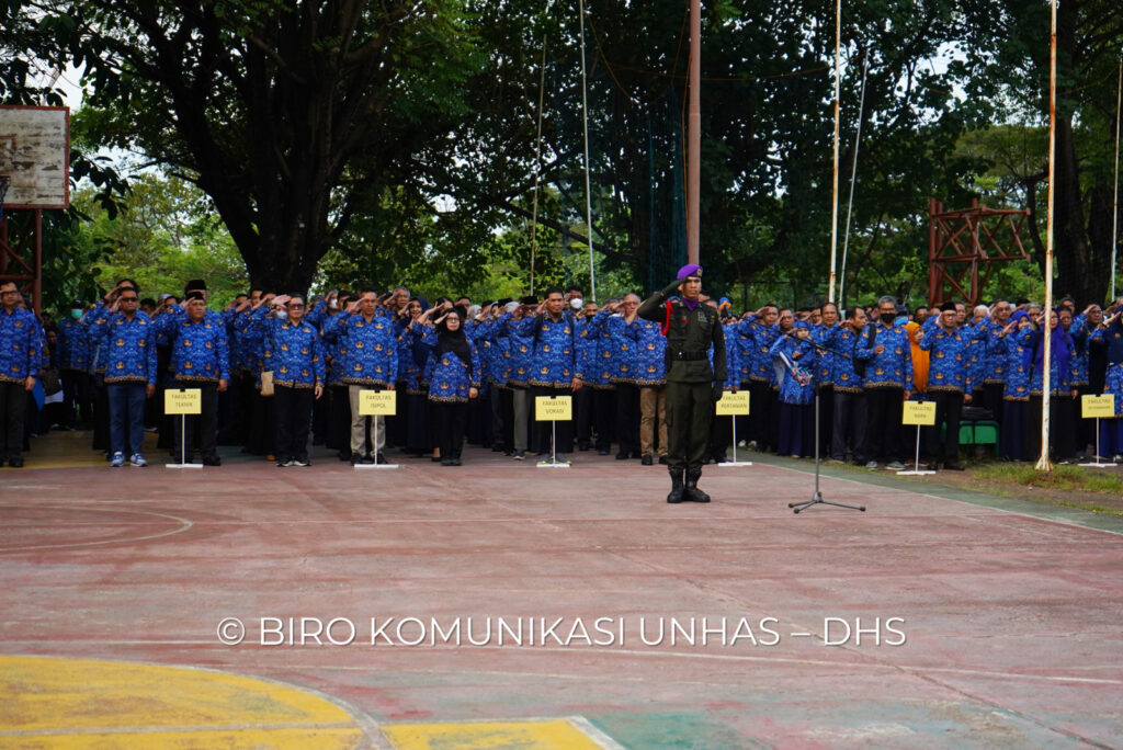 Sivitas Akademika Unhas Gelar Upacara Bendera Peringatan Hari Pendidikan