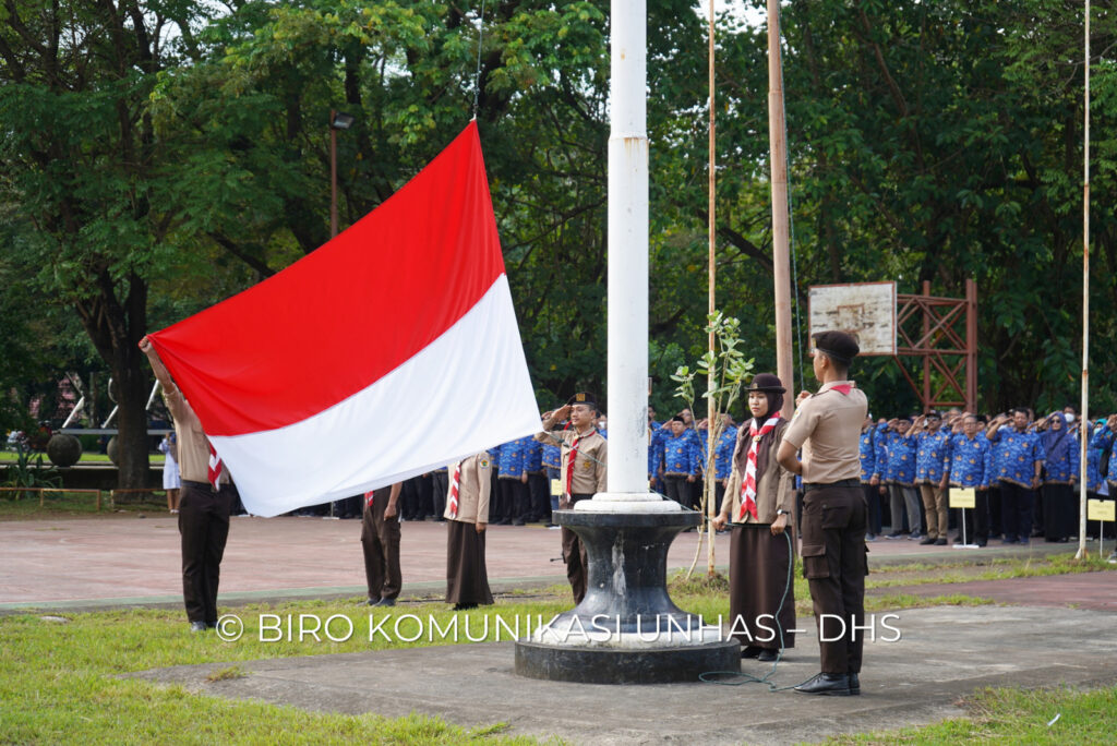 Pengibaran Bendera Merah Putih pada Upacara Hari Pendidikan di Unhas