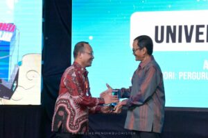 Unhas Terima Penghargaan sebagai Penyelenggara MBKM Terbaik Program Praktisi Mengajar dari Kemendikbudristek