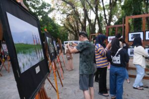 Apresiasi Perjuangan Perempuan, UKM Fotografi Unhas Gelar Pameran Bertema ‘Makkunrai’