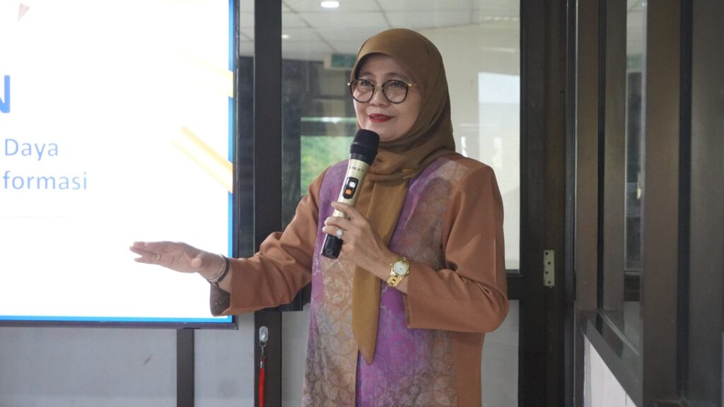 Unhas Berikan Penghargaan Untuk 5 Pegawai Teladan dan Berprestasi
