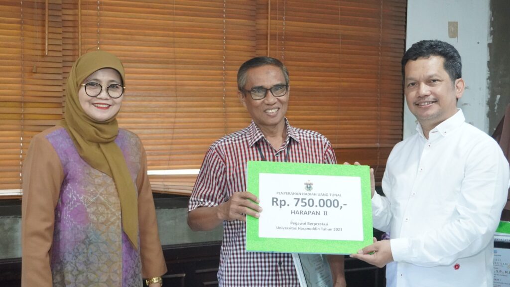 Unhas Berikan Penghargaan Untuk 5 Pegawai Teladan dan Berprestasi