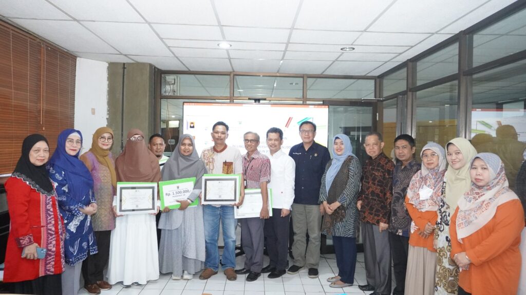 Unhas Berikan Penghargaan Untuk 5 Pegawai Teladan dan Berprestasi
