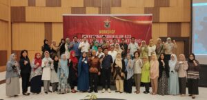 Upaya peningkatan kualitas pembelajaran, FKG Unhas Gelar Workshop Penyusunan Kurikulum K23 Sebagai upaya meningkatkan kualitas pembelajaran, Program Studi Pendidikan Dokter Gigi Fakultas Kedokteran Gigi Universitas Hasanuddin menyelenggarakan Workshop Penyususnan Kurikulum K23. Kegiatan berlangsung mulai pukul 09.00 Wita di Hotel Universitas Hasanuddin, Rabu (7/6). Hadir sebagai narasumber yakni Wakil Rektor Bidang Akademik dan Kemahasiswaan Unhas (Prof. Muhammad Ruslin, drg., M.Kes., Ph.D., Sp.BM.M.Subsp.Ortognat-D(K)., dan Wakil Dekan Bidang Akademik dan Kemahasiswaan FKG Unhas (Acing Habibie Mude, drg., Ph.D., Sp.Pros., Subsp., O.G.S.T (K). Mengawali kegiatan, Dekan FKG Unhas drg. Irfan Sugianto, M.Med.Ed., Ph.D dalam sambutannya menyampaikan terima kasih dan apresiasi kepada para peserta workshop yang telah meluangkan hadir pada workshop tersebut. Penyusunan kurikulum K23 merupakan program universitas sebagai upaya meningkatkan kualitas pendidikan khususnya untuk prodi sarjana. “Saat ini penyusunan kurikulum K 23 Prodi Pendidikan Sarjana FKG Unhas oleh tim Task Force hampir tahap akhir. Semoga kegiatan ini mendapatkan output sesuai dengan harapan kita semua,” jelas drg. Irfan. Kegiatan resmi dibuka oleh Wakil Rektor Bidang Akademik dan Kemahasiswaan Prof Ruslin, dimana dalam sambutannya menyampaikan beberapa hal yang secara berkelanjutan dapat dibenahi salah satunya tentang kurikulum ditingkat Universitas, dimana sebelumnya kurikulum untuk tahapan sarjana tidak ada struktur kurikulumnya. “Dengan kesempatan ini kita diberi kesempatan untuk memperbaiki lebih jauh lagi dengan menyeragamkan struktur kurikulum tiap prodi tahap Sarjana di Unhas,” jelas Prof Ruslin. Dalam kegiatan turut hadir para Ketua Departemen, Ketua dan Sekretaris Penjaminan Mutu dan Peningkatan Reputasi FKG Unhas. Tidak hanya itu, turut hadir para Ketua Blok/ Non Blok mata kuliah Program Sarjana serta para Tim Task Force Impementasi Kurikulum K23 Pendidikan Sarjana (S1) Kedokteran Gigi dan Evaluasi Kurikulum Profesi Dokter Gigi FKG Unhas. Seluruh rangkaian kegiatan berlangsung lancar hingga pukul 16.00 Wita. (*/mjd-fkg/mir)