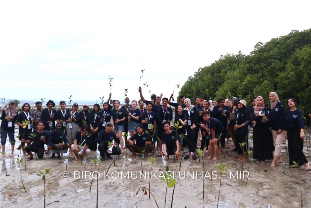 Upaya Lindungi Laut dan Pesisir, Peserta ICP KUI Unhas Tanam Bibit Pohon Mangrove di Kabupaten Takalar