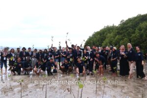 Upaya Lindungi Laut dan Pesisir, Peserta ICP Unhas Tanam Bibit Pohon Mangrove di Kabupaten Takalar