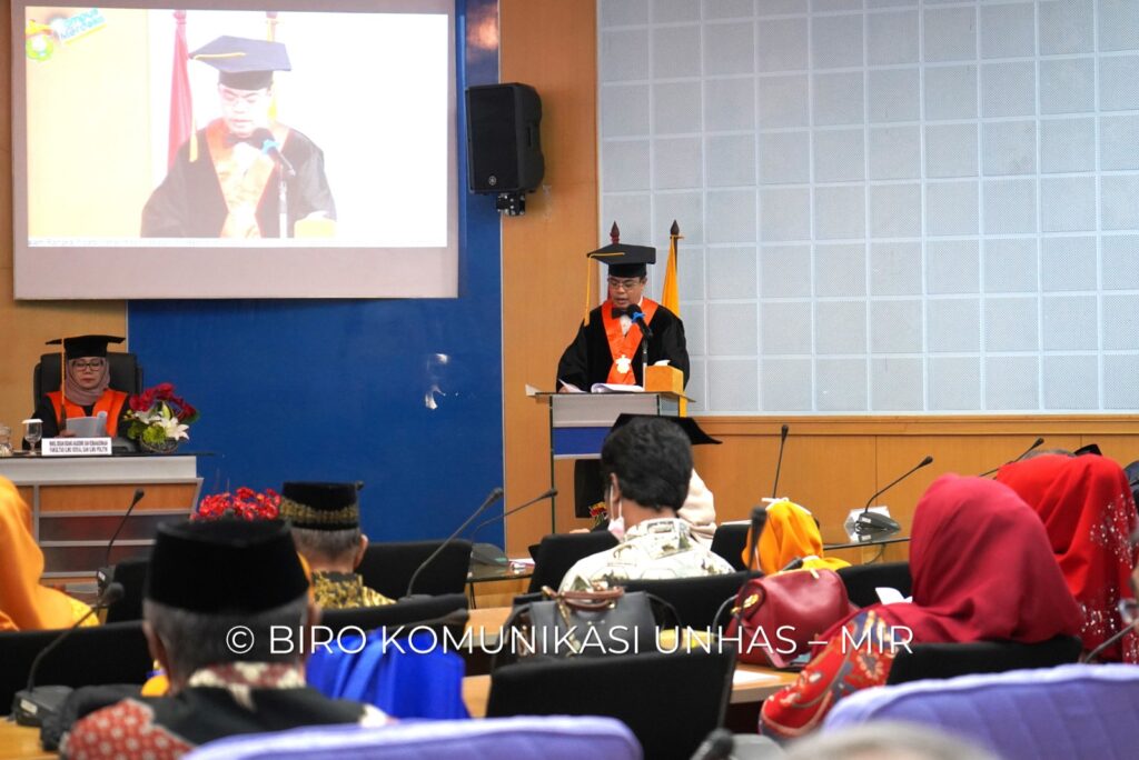 Dekan Fisip Unhas dikukuhkan sebagai Guru Besar Baru Bidang Demokrasi