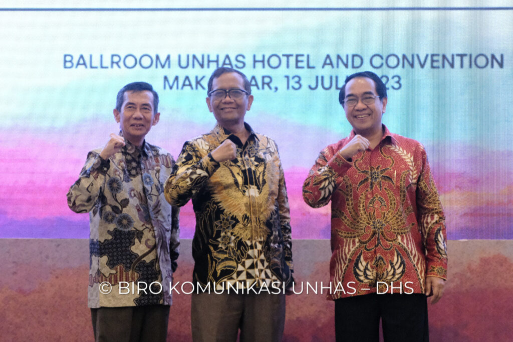ASEAN menjadi sebuah “Masyarakat ASEAN” terdiri dari tiga pilar, yaitu Pilar Politik dan Keamanan, Pilar Ekonomi, dan Pilar Sosial-Budaya.