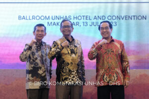 ASEAN menjadi sebuah “Masyarakat ASEAN” terdiri dari tiga pilar, yaitu Pilar Politik dan Keamanan, Pilar Ekonomi, dan Pilar Sosial-Budaya.