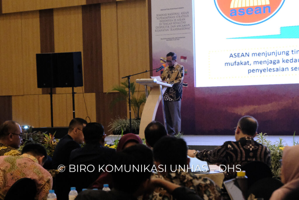 ASEAN menjadi sebuah “Masyarakat ASEAN” terdiri dari tiga pilar, yaitu Pilar Politik dan Keamanan, Pilar Ekonomi, dan Pilar Sosial-Budaya.