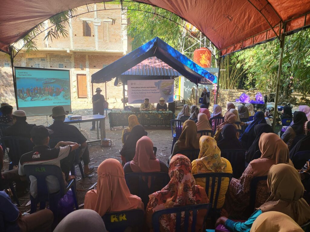 Ilmu Kelautan Unhas Lakukan Pengabdian Mengolah Sampah Plastik dan Budidaya Tambak di Kelurahan Lakkang Kota Makassar