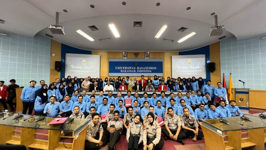 Rektor Unhas Serahkan 79 SK Pengangkatan Dosen dan Tendik