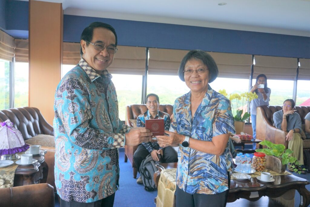 Rektor Unhas Terima Secara Resmi Dosen dan Mahasiswa dari University of Hawaii Manoa