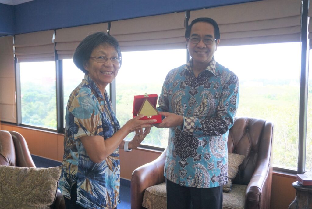 Rektor Unhas Terima Secara Resmi Dosen dan Mahasiswa dari University of Hawaii Manoa