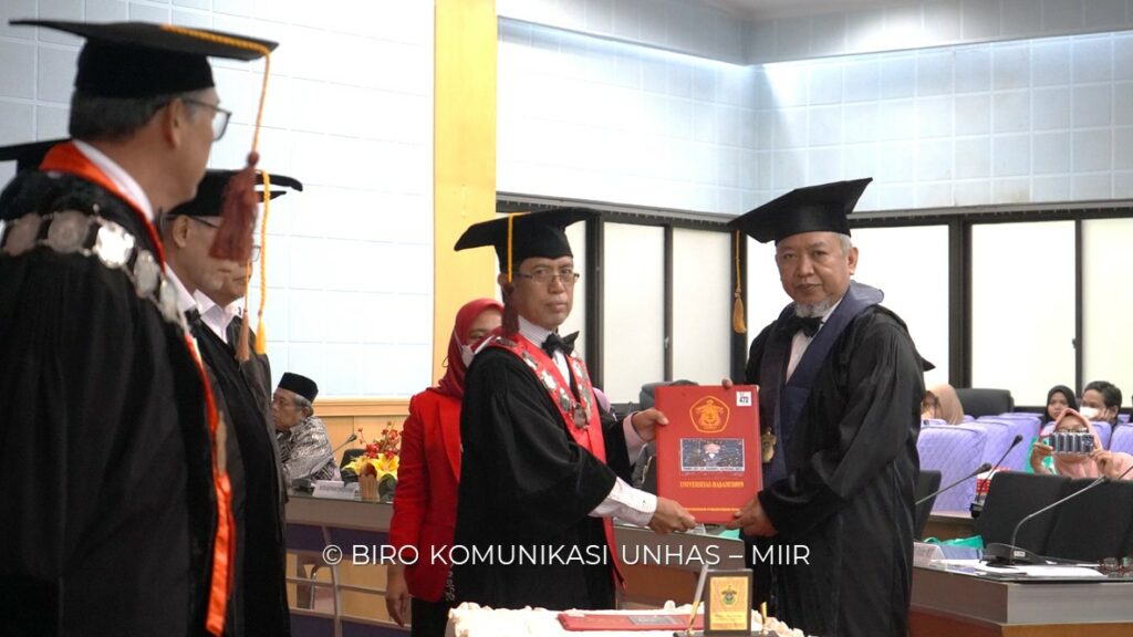 Unhas Kukuhkan Guru Besar FT