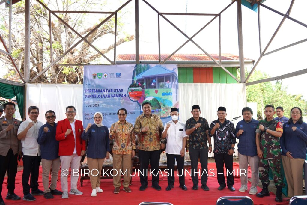 Rektor Unhas Hadiri Peresmian Fasilitas sampah di Maros