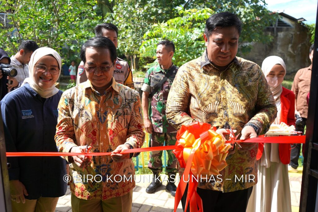 Unhas Salurkan Fasilitas Pengelolaan Sampah Kepada Pemerintah Kabupaten Maros