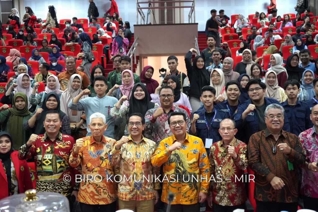 Foto bersama Ketua MA dan Rektor Unhas beserta para peserta kuliah umum