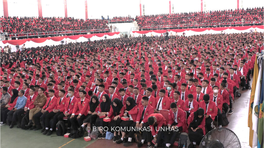 Di Hadapan 8.724 Mahasiswa Baru, Rektor Unhas Satukan Semangat Berprestasi