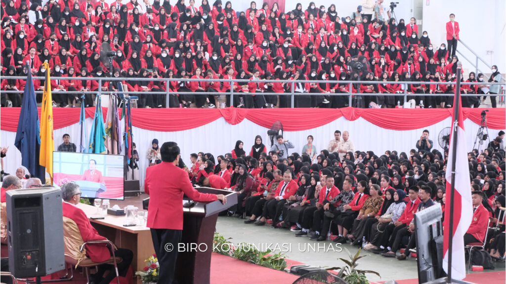 Di Hadapan 8.724 Mahasiswa Baru, Rektor Unhas Satukan Semangat Berprestasi