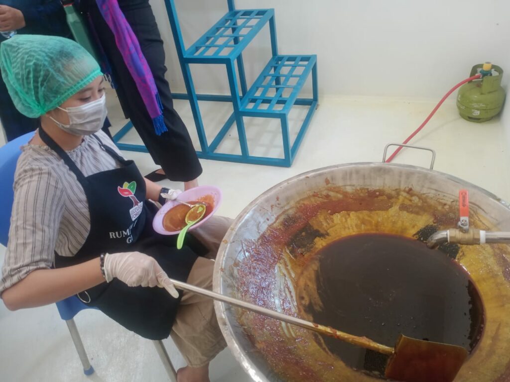 Fakultas Kehutanan dan Ilmu Lingkungan Universitas Halu Oleo Berkunjung ke Rumah Produksi Gula Aren Fakultas Kehutanan Unhas