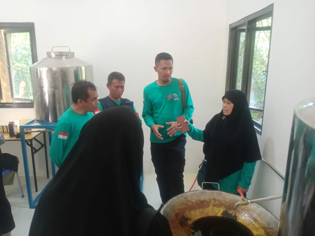 Fakultas Kehutanan dan Ilmu Lingkungan Universitas Halu Oleo Berkunjung ke Rumah Produksi Gula Aren Fakultas Kehutanan Unhas