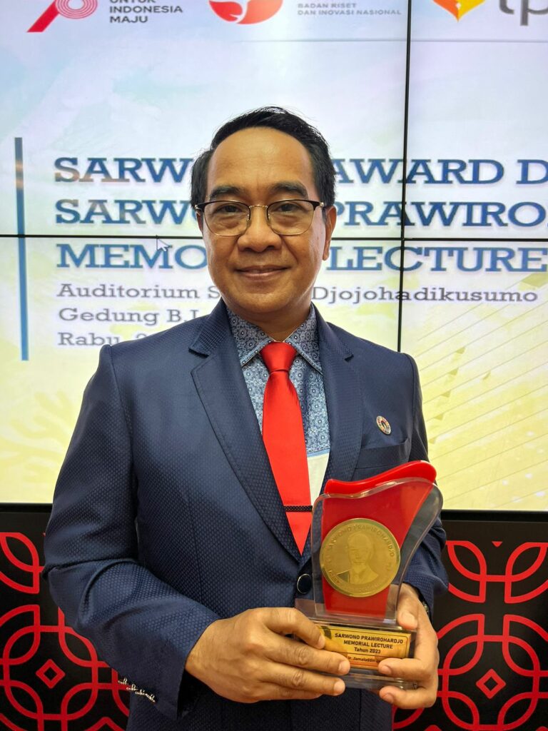 Rektor Unhas Terima Penghargaan Sarwono Prawirohardjo Memorial Lecture 2023 dari BRIN