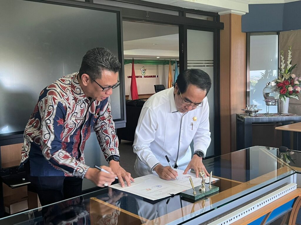 Wujudkan Kerjasama, Rektor Unhas Tandatangani MoU Bersama Ombudsman
