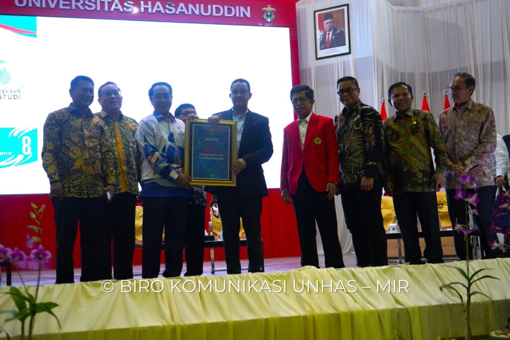 Anies Baswedan Terima Gagasan Tentang Penguatan Benua Maritim Melalui Buku Putih Karya Sivitas Akademika Unhas