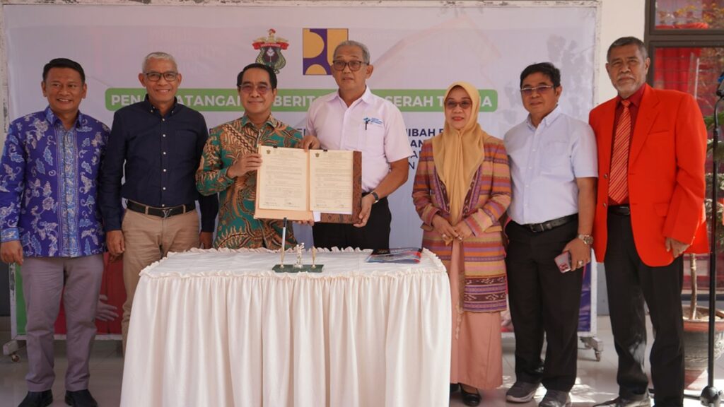 Rektor Unhas Terima Hibah BMN Gedung Rusunawa oleh Ketua MWA dari Kementrian PUPR RI