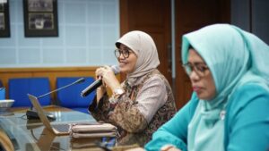 Satgas PPKS Unhas Gelar FGD Penyusunan Laporan Pemantauan dan Evaluasi Satuan Tugas Pencegahan dan Penanganan Kekerasan Seksual (Satgas PPKS) Universitas Universitas Hasanuddin (UNHAS) menggelar Focus Group Discussion (FGD) “Penyusunan Laporan Pemantauan dan Evaluasi Satgas PPKS Universitas Hasanuddin”, pada Sabtu (30/09/2023). Kegiatan yang berlangsung di ruang rapat A Lantai 4 Gedung Rektorat Unhas, Kegiatan tersebut juga menjadi bagian dari tindaklanjut Program Satgas PPKS Unhas. FGD dihadiri Tim Satgas PPKS Unhas yang terdiri dari unsur dosen, tenaga kependidikan, dan mahasiswa serta dari Tim Sekertariat Satgas PPKS Unhas. Ketua Satgas PPKS Unhas (Prof Farida Patittingi) mengatakan Tim Satgas PPKS Unhas sudah melakukan beberapa kegiatan baik Pencegahan maupun Penanganan kasus kekerasan seksual. Adapun bentuk pertanggungjawaban kepada Pemimpin Perguruan Tinggi sebagaimana pada tugas Satgas pada Pasal 34 ayat (1) huruf b, maka Tim Satgas PPKS Unhas melakukan Focus Group Discussion untuk membahas Laporan Pemantauan dan Evaluasi Satgas PPKS Universitas Hasanuddin yang dilaksanakan pada hari Sabtu, 30 September 2023. Laporan tersebut terdiri dari hasil survei, laporan Pencegahan, dan laporan Penanganan selama kurang lebih satu tahun Tim Satgas PPKS Unhas melaksanakan tugasnya. Ketua Satgas juga menyampaikan bahwa menjelang satu tahun pelantikan Tim Satgas PPKS Unhas, maka akan dilaksanakan Diskusi Publik bersama seluruh mahasiswa Universitas Hasanuddin dan Pertemuan Nasional dengan seluruh tim Satgas PPKS Se-Indonesia pada bulan November 2023. Pada laporan Pencegahan disebutkan bahwa laporan tersebut berdasarkan amanat Peraturan Menteri Pendidikan, Kebudayaan, Riset, dan Teknologi Nomor 30 tahun 2021 pada Pasal 6 ayat (1), yang terdiri dari 1) Pembelajaran; 2) Penguatan Tata Kelola; dan 3) Penguatan Budaya Komunitas Mahasiswa, Pendidik, dan Tenaga Kependidikan. Ujar, "Prof Farida". Prof Farida juga menyampaikan bahwa Tim Satgas PPKS Unhas telah melakukan beberapa kegiatan Pencegahan, yaitu pada bagian pembelajaran terdiri dari: Pembuatan SPADA, Pengembangan dan Pengisian Modul SPADA Kemendikbud Ristek Kepada Mahasiswa Baru, Pengembangan Metodologi Pembelajaran, Diseminasi dan Sosialisasi Materi Modul Secara Intensif, serta Penyelenggaraan Kegiatan Lain dalam Rangka Pencegahan Keberulangan Kekerasan Seksual. Pada bagian Penguatan Tata kelola terdiri dari: Pembentukan dan Pelantikan Tim Satuan Tugas Pencegahan dan Penanganan Kekerasan Seksual Universitas Hasanuddin Periode 2022-2024, Penguatan dan Perbaikan dalam Aspek Tata kelola, Peningkatan Kapasitas Anggota Tim Satgas PPKS Unhas,  Perumusan Kebijakan yang Mendukung Pencegahan dan Penanganan kekerasan Seksual di Perguruan Tinggi, Penyusunan dan perbaikan Draft Standar Operasional Prosedur, Pelatihan Mahasiswa, Pendidik, Tenaga Kependidikan, dan Warga Kampus Terkait Upaya Pencegahan dan Penanganan Kekerasan Seksual. Lebih lanjut, Prof Farida mengatakan bahwa Pada laporan Penanganan, Tim Satgas PPKS Unhas telah menangani 6 (enam) kasus yang terdiri dari 4 (empat) selesai dan 2 (dua) sedang proses. Satgas PPKS Unhas terus berupaya memerdekakan kampus merah dari kekerasan seksual.