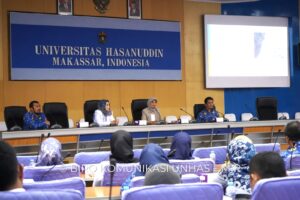 Penyuluhan Hasil Medical Check Up Program Unhas Sehat, Ingatkan Pentingnya Kesehatan Kulit Universitas Hasanuddin melalui Bidang Sumber Daya Manusia, Alumni dan Sistem Informasi kembali melaksanakan Penyuluhan Hasil Medical Check Up Program Unhas Sehat dengan Tema Tips dan Trik Kulit Sehat dan Kulit Cantik. Kegiatan berlangsung di Ruang Senat Lt. 2 Gedung Rektorat, Kampus Unhas Tamalanrea. Selasa (17/10). Turut hadir Wakil Rektor III Bidang SDM, Alumni dan Sistem Informasi Unhas (Prof. Dr. Farida Patittingi, S.H., M.Hum), Direktur SDM Unhas, Dr.dr.Idar Mappangara,Sp.PD.,Sp.JP.(K)., Prof. Dr. Lalu Muhammad Saleh, S.Km., M.Kes. (Kasubdit Sistem Jaminan Kesehatan dan Keselamatan Kerja (K3)), dan dr. Nurul Indah Pratiwi, Sp.DVE., selaku pemateri. Mengawali kegiatan, Prof. Dr. Farida Patittingi dalam sambutanya menyampaikan Program ini merupakan bentuk apresiasi kampus melalui kebijakan rektor dalam memberikan kesempatan bagi Dosen dan tenaga kependidikan di lingkungan kampus untuk melakukan Medical Check Up guna mendukung program Unhas Sehat. "Ini merupakan bagian inisiatif Unhas untuk memastikan setiap kondisi kesehatan dan kebugaran setiap Dosen dan Tendik Unhas. Tercatat per tanggal 13 Oktober 2023, sudah mencapai sebanyak 52% dari total dosen dan tenaga kependidikan Unhas, yaitu 2.090 orang, telah menjalani MCU sebagai upaya preventif untuk memantau kesehatan mereka," jelas Prof. Farida. Lebih lanjut dijelaskan bahwa melalui proses MCU, sebagian peserta ditemukan memerlukan tindak lanjut medis lebih lanjut untuk menanggapi hasil pemeriksaan penyakit tertentu. Pada bulan September, 22 orang telah menjalani MCU lanjutan sebagai respons terhadap hasil pemeriksaan awal. Sementara itu, pada bulan Oktober, jumlah peserta MCU lanjutan meningkat menjadi 13 orang. MCU lanjutan ini membuktikan komitmen Unhas dalam memberikan perhatian serius terhadap kesehatan para dosen dan tenaga kependidikan demi mewujudkan lingkungan akademik yang sehat dan produktif. Dalam program MCU ini, salah satu fokus utama adalah kesehatan dan kecantikan kulit yang disampaikan oleh dr. Nurul Indah Pratiwi, Sp.DVE.,. dalam materinya. Para peserta diberikan tips dan trik untuk merawat kulit dengan baik, memastikan kulit sehat dan tampak cantik. Kesehatan kulit menjadi hal penting, karena kulit yang sehat tidak hanya mempengaruhi penampilan fisik, tetapi juga merupakan cermin dari kesehatan tubuh secara keseluruhan. Melalui MCU Goes to Campus, Unhas berupaya memberikan akses yang lebih mudah bagi para dosen dan tenaga kependidikan untuk melakukan pemeriksaan kesehatan secara teratur. Dengan demikian, diharapkan kondisi kesehatan mereka dapat selalu terpantau dengan baik, memungkinkan penanganan dini terhadap potensi masalah kesehatan yang mungkin muncul. Kegiatan ini menjadi langkah proaktif Unhas dalam mendorong kesejahteraan dan produktivitas seluruh komunitas akademik. Unhas siap untuk terus mengadakan program serupa di masa mendatang, semoga dapat memberikan manfaat yang lebih luas bagi seluruh stakeholder kampus.