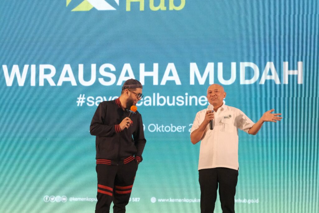 Unhas dan Kemenkop UKM RI Ajak Wirausaha Muda Manfaatkan Digitalisasi
Universitas Hasanuddin berkerja sama dengan Kementerian Koperasi dan UKM Republik Indonesia menyelenggarakan Seminar Wirausaha Muda, Mini Expo UMKM & Mahasiswa yang bertajuk "Ministerial Lecture Entrepreneur HUB". Kegiatan berlangsung di Hotel Unhas dan Convention, pada Kamis (19/10).
Acara yang dihadiri langsung oleh Menteri Koperasi dan UMKM RI, Drs. Teten Masduki ini menjadi platform bagi mahasiswa dan pengusaha muda untuk memajukan usaha mereka. Menyoroti pentingnya digitalisasi dalam pemasaran produk inovasi dan peluang bisnis yang terbuka lebar dengan pemanfaatan pendekatan teknologi.
Rektor Unhas, Prof. Dr. Ir. Jamaluddin Jompa, M.Sc., dalam sambutannya membuka acara tmenyampaikan harapannya terhadap lahirnya generasi wirausaha muda yang berkembang pesat. Dirinya menegaskan peran penting Unhas sebagai perguruan tinggi yang menjunjung tinggi nilai-nilai kewirausahaan. Transformasi digital menjadi salah satu aspek kunci dalam mendukung perjalanan menuju kewirausahaan yang lebih inovatif dan berkelanjutan.
Digitalisasi, yang telah menjadi landasan penting dalam pemasaran produk inovatif, merupakan fokus utama dalam seminar ini. Acara tersebut menjadi forum bagi para peserta untuk memahami dan menerapkan konsep-konsep digital dalam mempromosikan dan menjual produk inovatif mereka. Transformasi digital telah membuka berbagai peluang bagi UMKM dan mahasiswa untuk memanfaatkan teknologi guna mencapai pasar yang lebih luas dan berpotensi.
"Di Unhas telah dilengkapi dengan fasilitas Unit Pengembangan Kewirausahaan dan Bisnis Science Techno Park (STP), sehingga ini dapat menjadi ruang bagi mahasiswa dalam mengembangkan produk inovasi mereka. Diharapkan dapat membantu transformasi Unhas dalam memperkuat wirausaha di Sulsel kedepan," jelas Prof. JJ.
Selain itu, diharapkan kedepan kerjas ama antara Kemenkop UKM dan Unhas juga dapat menciptakan jejaring yang kuat antara pemerintah, perguruan tinggi, dan pelaku usaha, memungkinkan transfer pengetahuan dan sumber daya yang saling mendukung. Dengan semangat kewirausahaan dan pemahaman akan pentingnya digitalisasi, para peserta diharapkan dapat menerapkan pengetahuan yang mereka dapatkan dalam pengembangan usaha mereka sendiri.
Dalam pemaparannya, Menteri Koperasi dan UMKM RI, Drs. Teten Masduk menjelaskan mengenai peluang bisnis yang terbuka lebar dalam pemanfaatan pendekatan teknologi memiliki potensi untuk menciptakan lapangan kerja yang berkualitas. Semakin banyak wirausaha muda yang mampu memanfaatkan platform digital, semakin besar pula kontribusi mereka terhadap pertumbuhan ekonomi dan penciptaan pekerjaan.
Selain seminar, acara ini juga dimeriahkan dengan Mini Expo yang menampilkan berbagai produk inovatif dari UMKM serta mahasiswa. Kesempatan ini diharapkan dapat menjadi ajang untuk membangun jejaring antara pelaku industri dan calon wirausaha muda.
Pembicaraan mengenai digitalisasi dan peluang bisnis ini diharapkan dapat memberikan pencerahan serta motivasi bagi para peserta, khususnya dalam memanfaatkan teknologi sebagai salah satu strategi pemasaran produk inovasi di era digital saat ini, sekaligus dalam menciptakan lapangan kerja yang berkualitas untuk mendorong pertumbuhan ekonomi yang berkelanjutan.