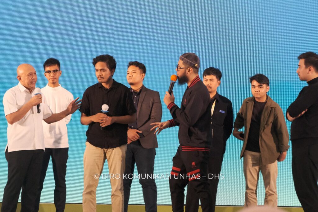 Unhas dan Kemenkop UKM RI Ajak Wirausaha Muda Manfaatkan Digitalisasi
Universitas Hasanuddin berkerja sama dengan Kementerian Koperasi dan UKM Republik Indonesia menyelenggarakan Seminar Wirausaha Muda, Mini Expo UMKM & Mahasiswa yang bertajuk "Ministerial Lecture Entrepreneur HUB". Kegiatan berlangsung di Hotel Unhas dan Convention, pada Kamis (19/10).
Acara yang dihadiri langsung oleh Menteri Koperasi dan UMKM RI, Drs. Teten Masduki ini menjadi platform bagi mahasiswa dan pengusaha muda untuk memajukan usaha mereka. Menyoroti pentingnya digitalisasi dalam pemasaran produk inovasi dan peluang bisnis yang terbuka lebar dengan pemanfaatan pendekatan teknologi.
Rektor Unhas, Prof. Dr. Ir. Jamaluddin Jompa, M.Sc., dalam sambutannya membuka acara tmenyampaikan harapannya terhadap lahirnya generasi wirausaha muda yang berkembang pesat. Dirinya menegaskan peran penting Unhas sebagai perguruan tinggi yang menjunjung tinggi nilai-nilai kewirausahaan. Transformasi digital menjadi salah satu aspek kunci dalam mendukung perjalanan menuju kewirausahaan yang lebih inovatif dan berkelanjutan.
Digitalisasi, yang telah menjadi landasan penting dalam pemasaran produk inovatif, merupakan fokus utama dalam seminar ini. Acara tersebut menjadi forum bagi para peserta untuk memahami dan menerapkan konsep-konsep digital dalam mempromosikan dan menjual produk inovatif mereka. Transformasi digital telah membuka berbagai peluang bagi UMKM dan mahasiswa untuk memanfaatkan teknologi guna mencapai pasar yang lebih luas dan berpotensi.
"Di Unhas telah dilengkapi dengan fasilitas Unit Pengembangan Kewirausahaan dan Bisnis Science Techno Park (STP), sehingga ini dapat menjadi ruang bagi mahasiswa dalam mengembangkan produk inovasi mereka. Diharapkan dapat membantu transformasi Unhas dalam memperkuat wirausaha di Sulsel kedepan," jelas Prof. JJ.
Selain itu, diharapkan kedepan kerjas ama antara Kemenkop UKM dan Unhas juga dapat menciptakan jejaring yang kuat antara pemerintah, perguruan tinggi, dan pelaku usaha, memungkinkan transfer pengetahuan dan sumber daya yang saling mendukung. Dengan semangat kewirausahaan dan pemahaman akan pentingnya digitalisasi, para peserta diharapkan dapat menerapkan pengetahuan yang mereka dapatkan dalam pengembangan usaha mereka sendiri.
Dalam pemaparannya, Menteri Koperasi dan UMKM RI, Drs. Teten Masduk menjelaskan mengenai peluang bisnis yang terbuka lebar dalam pemanfaatan pendekatan teknologi memiliki potensi untuk menciptakan lapangan kerja yang berkualitas. Semakin banyak wirausaha muda yang mampu memanfaatkan platform digital, semakin besar pula kontribusi mereka terhadap pertumbuhan ekonomi dan penciptaan pekerjaan.
Selain seminar, acara ini juga dimeriahkan dengan Mini Expo yang menampilkan berbagai produk inovatif dari UMKM serta mahasiswa. Kesempatan ini diharapkan dapat menjadi ajang untuk membangun jejaring antara pelaku industri dan calon wirausaha muda.
Pembicaraan mengenai digitalisasi dan peluang bisnis ini diharapkan dapat memberikan pencerahan serta motivasi bagi para peserta, khususnya dalam memanfaatkan teknologi sebagai salah satu strategi pemasaran produk inovasi di era digital saat ini, sekaligus dalam menciptakan lapangan kerja yang berkualitas untuk mendorong pertumbuhan ekonomi yang berkelanjutan.