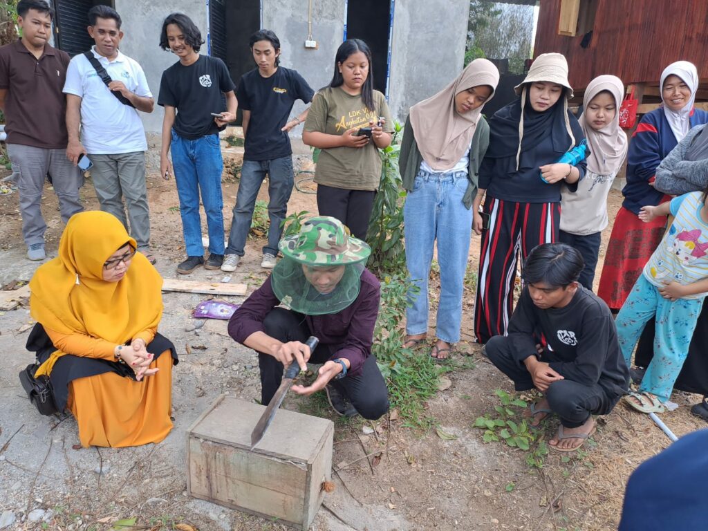Gelar Pengabdian Kepada Masyarakat, Fakultas Kehutanan Unhas Berikan Pelatihan Budidaya Lebah Trigona di Desa Purnakarya Kab. Maros