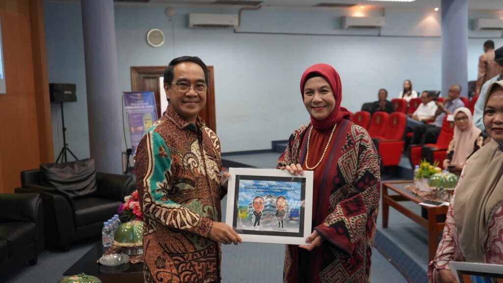 Unhas Gelar Diskusi dan Bedah Buku "Kemandirian Lokal", Sebuah Karya Pemikiran Prof. A. Mappadjantji dan Prof. Radi A. Gany