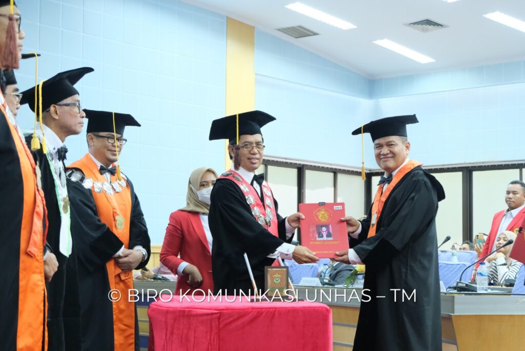 Unhas Kukuhkan Tiga Guru Besar Baru Fakultas Ilmu Sosial dan Ilmu Politik