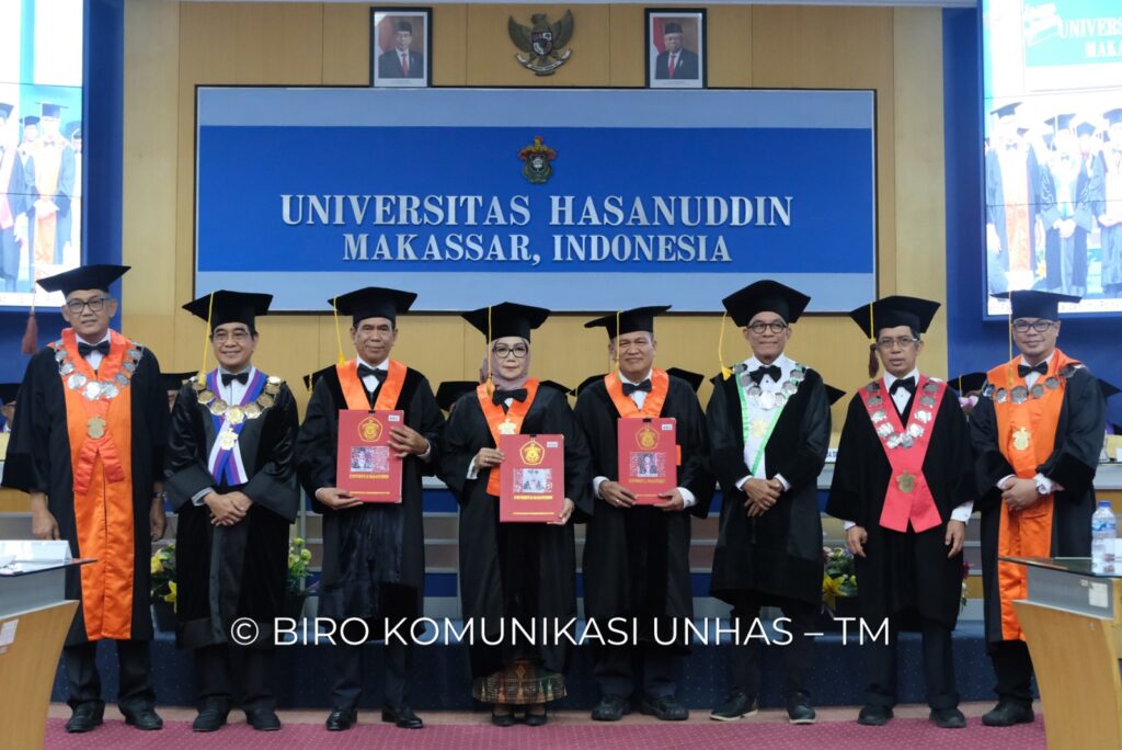 Unhas Kukuhkan Tiga Guru Besar Baru Fakultas Ilmu Sosial dan Ilmu Politik