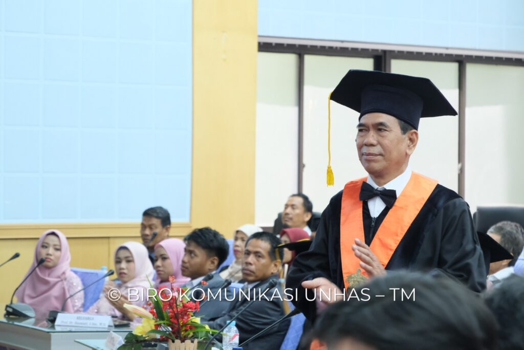 Unhas Kukuhkan Tiga Guru Besar Baru Fakultas Ilmu Sosial dan Ilmu Politik